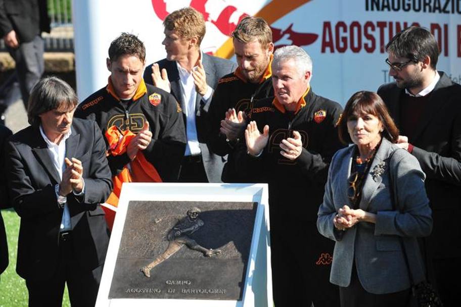 Conti, Totti, De Rossi, Franco Tancredi, la moglie  e il figlio Luca alla cerimonia con cui il campo A di Trigoria venne intitolato ad Agostino Di Bartolomei, il 24 febbraio 2012. Ansa